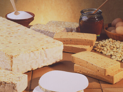 Turrones de Alicante y de Jijona junto al los ingredientes tradicionales para su elaboración