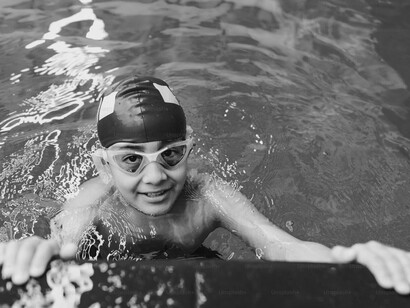 Un niño, agua y piscina 