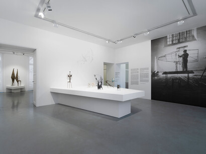 Lynn Chadwick, Hypercycle, chapter I, scalene (1947–1962), exhibition view. Courtesy of Galerie Perrotin