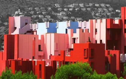 La Muralla Roja (La Muraille Rouge) à Calpe, en Espagne ; signée par l’architecte Espagnol Ricardo Bofill