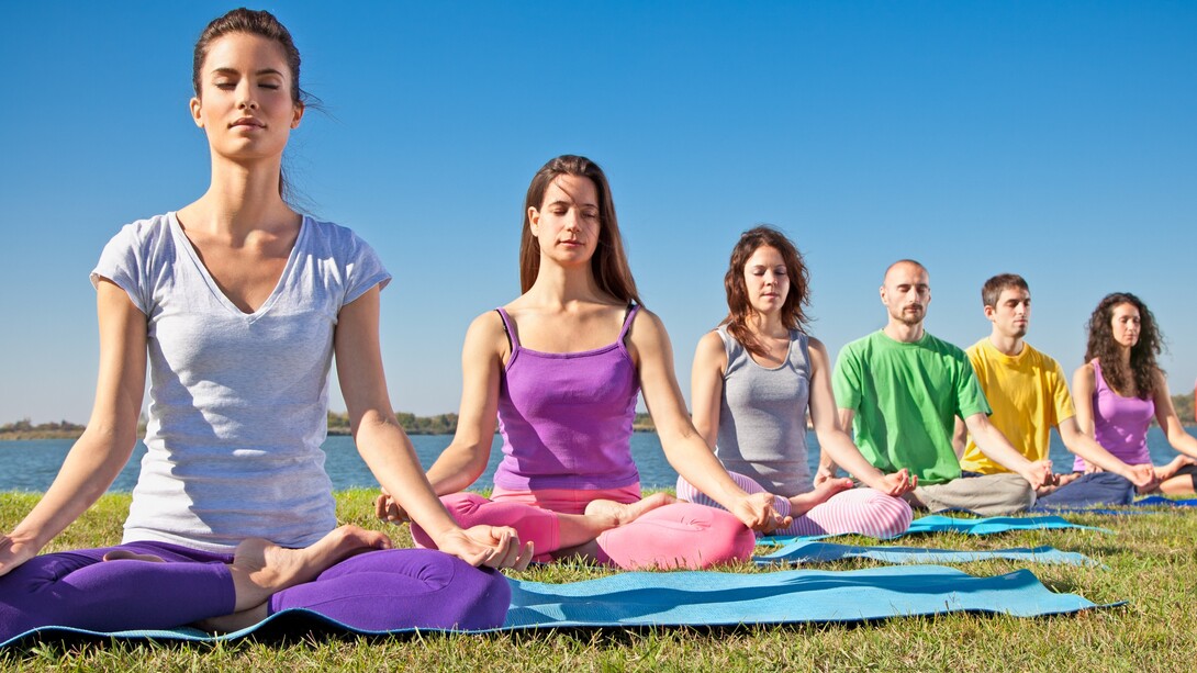 Un grupo hace ejercicios de meditación al aire libre
