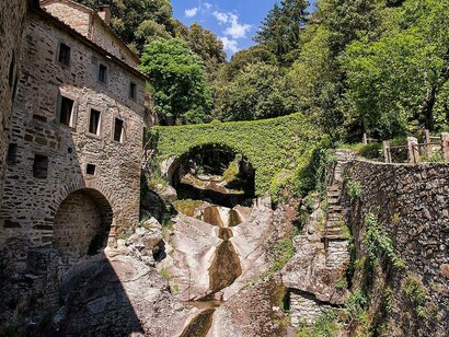 Ponte in legno, costruito nel 1979, Eremo Le Celle, Cortona, Italia