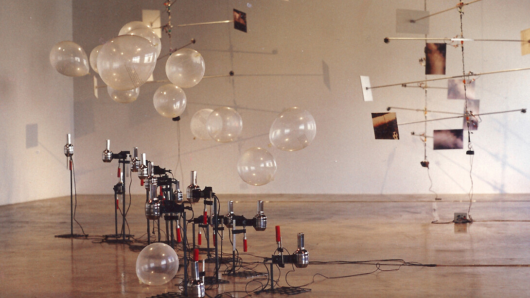 Frédéric Lecomte, Shooting gallery, 1993, 26 sèche-cheveux modifiés, ballons de baudruche imprimés en noir et blanc, serre-joints, socle en acier, Dimensions variables © l’artiste