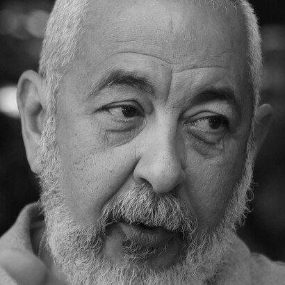 La escritura de Padura funciona como testimonio crítico de una crisis prolongada, marcada tanto por el asedio externo como por errores y rigideces internas que han erosionado la vida cotidiana y la memoria colectiva