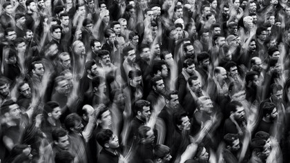 Manifestacion multitudinaria. Los nadies son indispensables para que subsista una sociedad: cosechan los alimentos, limpian la basura de las calles, colocan los caños de agua bajo tierra para que llegue agua corriente a los hogares