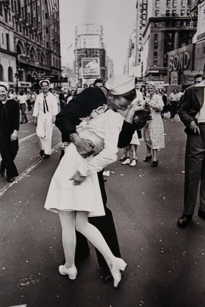 Alfred Eisenstaedt, VJ-Day in Time Square, New York, August 14, 1945 (c) Alfred Eisenstaedt. Image courtesy of Huxley-Parlour gallery