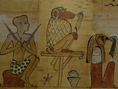 Figuras humanas e divindades aparecem lado a lado em um antigo papiro egípcio, acompanhadas por inscrições hieroglíficas. A imagem revela como texto e representação visual se combinavam para registrar crenças e conhecimentos muito antes do surgimento do livro impresso