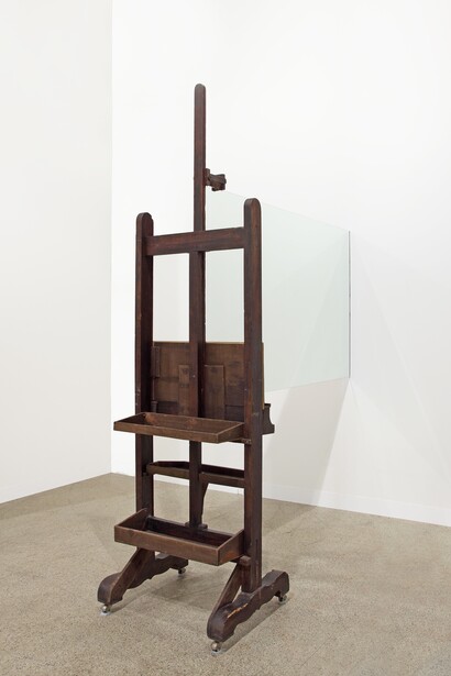 Specchio di taglio. 1976.
Caballete de madera, espejo.
225 x 232 x 60 cm.
Obra nº 73 del libro amarillo “Cento mostre nel mese di ottobre”, Turín 1976.
Obra única.
Cortesía de Galleria Continua