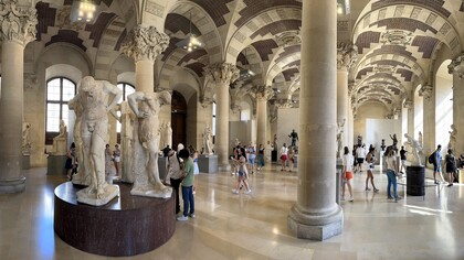 Museo del Louvre, París, Francia. Viajar acompañado por personas locales transforma la experiencia turística en una inmersión auténtica, profunda y emocional en cada cultura