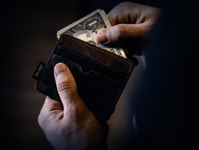 Las personas abundantes generan, no ahorran; despejan el flujo del dinero