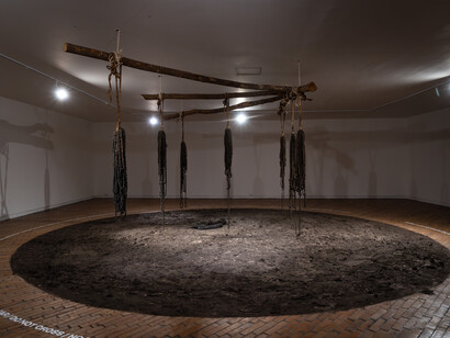 Julieth Morales, Namui nu pirꝋ [Nuestro territorio], vista de exhibición. Cortesía de MAMBO