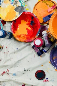 L’arte terapia è una forma di supporto psicologico che utilizza attività artistiche per esprimere emozioni e pensieri
