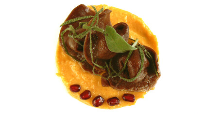 Cappellacci vegan al cacao con crema  di zucca al profumo di salvia e melograno      