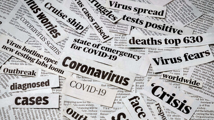 Recortes de periódicos sobre la pandemia de COVID-19