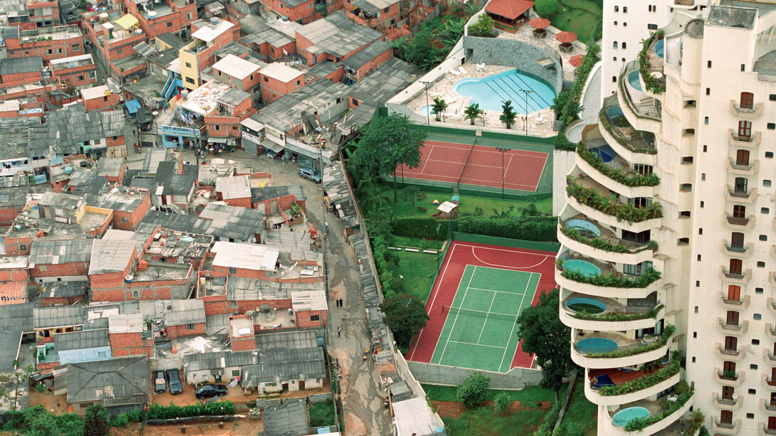 Encontro da favela de Paraisópolis e o bairro nobre de Morumbi em São Paulo, Brasil. Foto: Tuca Vieira