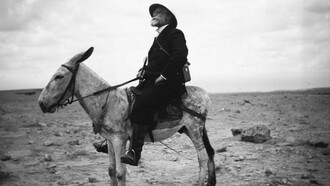 Capitano D'Albertis su asino. Cairo, Egitto, aprile 1904.