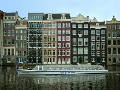 Amsterdã, Holanda. Ela ligou o motor. O barco, lento como o meu olhar, atravessava pequenas ondinhas formadas pelo vento e pelo balançar do barquinho
