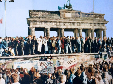 La chute du mur de Berlin, 1989. La photo montre une partie d'un mur d'exposition de photos accessible au public à la porte de Brandebourg, à Berlin. Cette exposition est installée de manière permanente dans l'espace public