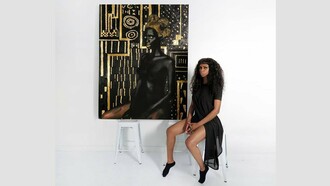 Lina Iris Viktor, artista e pittrice anglo-liberiana, in posa con una delle sue opere, "Materia Prima"