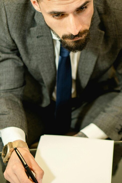 Jung descreve o fora-da-lei como parte das sombras humanas, ocultadas no inconsciente por não serem aceitas pela sociedade