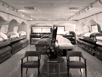 Un día de tantos —fue un miércoles por la tarde, jornada brumosa y con llovizna— recibió una carta en su oficina de la empresa fúnebre