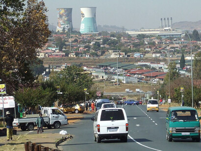 Sudafrica, il ghetto di Soweto visto dalla statale n°1