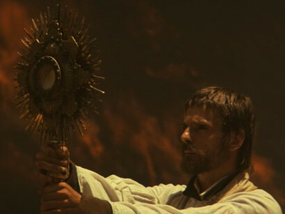 El filme resalta la conexión entre fe y justicia social, un principio central en la labor educativa y evangelizadora de los jesuitas