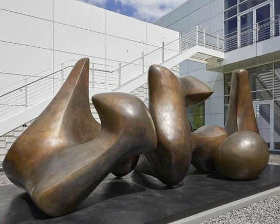 Henry Moore, Three Piece Sculpture: Vertebrae, 1968–69
© Reproduced by permission of The Henry Moore Foundation, Foto: Mick Vincenz