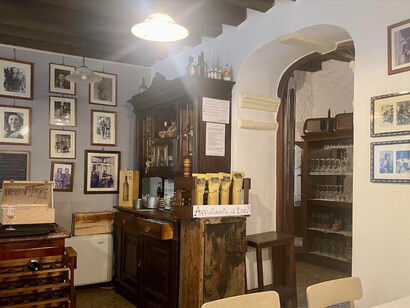 Interno dell'Antica Trattoria da Doro, Solagna, Veneto, Italia