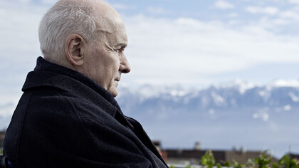 Un anciano, contemplando el paisaje desde su silla
