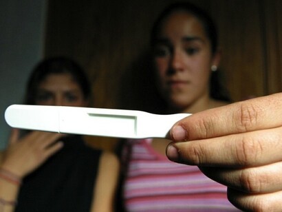 Quedarse embarazada a edad temprana puede marcar a la adolescente para el resto de su vida