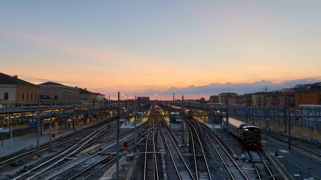 I pendolari si accalcano in vagoni che dovrebbero trasportarli al lavoro