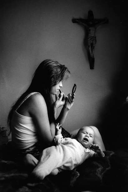 Graciela Iturbide, Rosario, White Fence Gang, East L.A., Estados Unidos, 1986. Courtesy of Rosegallery