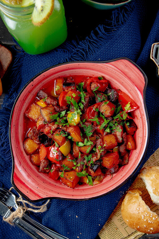 Sentarse a la mesa es una forma de decir “estoy aquí” y “pertenezco”, incluso antes de pronunciar palabra