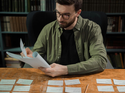 Santiago considera a poesia uma forma de resistência simbólica e catártica, mas reconhece suas limitações na mudança real de contextos sociais