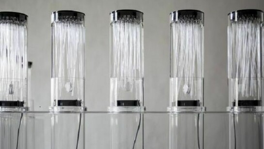 Anosmia, 2012. Installazione multisensoriale sonoro-olfattiva. Plexiglas, bacchette di vetro, ventole, cialde olfattive, cavo, misure variabili.