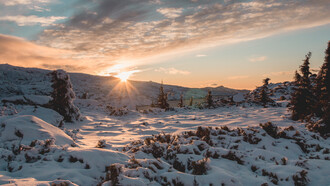 Parque Natural da Serra da Estrela. O que torna esta terra tão especial não é apenas a sua geografia, mas sim o facto de as suas paisagens serem verdadeiras histórias, a alma do país. Quando falamos em paisagem, não estamos a falar só do que a vista alcança, embora o dicionário a defina como uma "extensão de território que se abrange com um lance de vista". A paisagem, aqui, é a manifestação visível do espaço geográfico, um conceito que transcende a mera observação. É o que sentimos através de todos os nossos sentidos – visão, audição, olfato, tato e até paladar