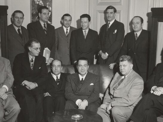 Riunione a Madrid, 16 dicembre 1950. Commissione Internazionale Scientifica e Culturale. Da sinistra a destra, seduti: il dott. Constantine K. Zurayk (Siria), il dott. Julian Huxley (Inghilterra), il dott. Paulo B. Carneiro (Brasile), il dott. J. Torres Bodet (Messico), il dott. Ralph E. Turner (USA), il dott. Carl J. Burckhardt
 (Svizzera). In piedi, da sinistra a destra: il dott. P. Bosch-Gimpera (Messico), il dott. Jean Thomas (Francia), il dott. Silvio Zavala (Messico), il dott. Charles Moraze (Francia), il dott. Armando Cortesao (Portogallo), il dott. Mario Praz (Italia). Titolo I membri della Commissione e i funzionari dell'UNESCO progettano una Storia dell'umanità. La foto è apparsa nell'edizione internazionale del New York Times, il 18 dicembre 1951, in relazione all'articolo di Ben Fine sulla Storia dell'umanità