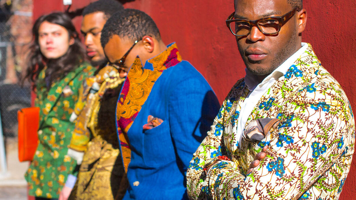 Modelos posam com capulana, estampa típica nas roupas de Moçambique