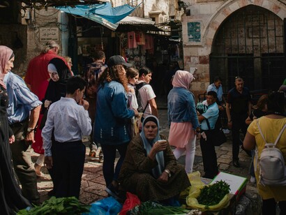 La sua forma classica, fissata dal Corano, ha influenzato profondamente la grammatica, la letteratura e la cultura di tutto il mondo arabo, mentre l’arabo moderno standard ne è l’evoluzione usata oggi nei media e nella scrittura formale