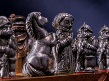 Une pièce royale placée au centre de l'échiquier, symbolisant les rituels immuables de l'autorité institutionnelle