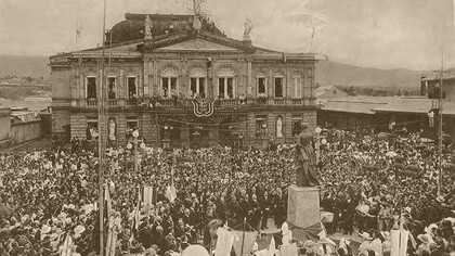 Celebración del centenario de la Independencia frente al Teatro Nacional, San José, Costa Rica. 15 de septiembre de 1921. Foto: Manuel Gómez Miralles