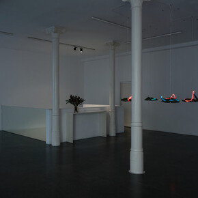 Día Muñoz, Creaturas de la dimensión de lo inconsciente, vista de exhibición. Cortesía de Ponce+Robles 