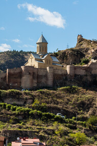 Castelo medieval de Narikala em Tbilisi, capital da Geórgia. O país está localizado no continente europeu, e também, asiático, prometendo o dobro de cultura! Suas terras abrigam algumas das cidades mais antigas do mundo, além da rica história representada pelos belos castelos medievais e antigas construções espalhadas. É claro, não pode se descartar a culinária característica e tão elogiada pelos turistas