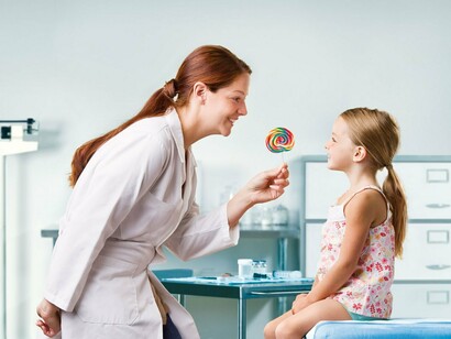 Doctora atendiendo a una niña