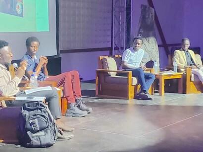 À esquerda, Prof. Carlos Nhangumele e o Prof. Leonardo Jossai, à direita, o poeta Luís Nhazilo (apresentador do evento) e o autor do livro, Rei do Gado, em lançamento do livro