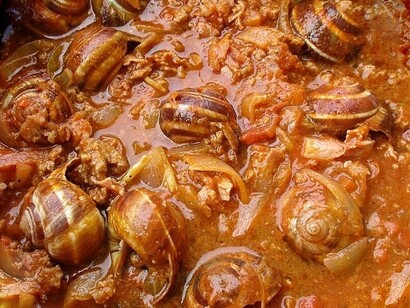 In Francia, le lumache hanno raggiunto la fama grazie alla cucina bourguignonne, dove venivano servite con burro, aglio e prezzemolo, dando vita all’iconico piatto "escargot"