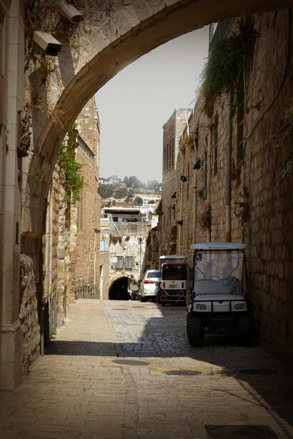 Vicolo della Città Vecchia di Gerusalemme avvolto nella calma