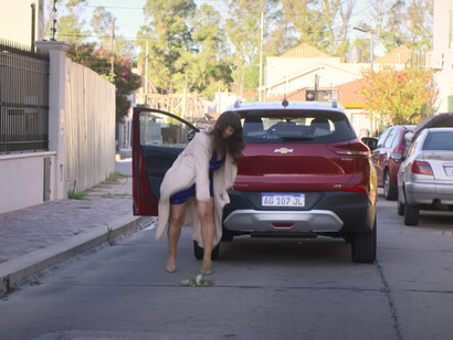 La serie Envidiosa cuestiona el matrimonio como institución, mostrando personajes que lo ven como una meta social obsoleta frente a opciones como las uniones libres o relaciones abiertas