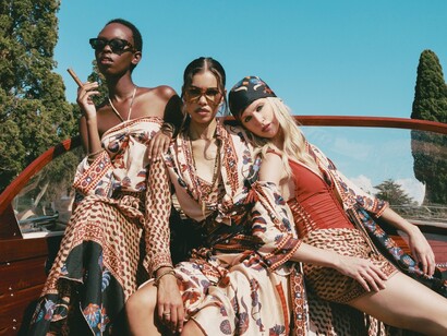 Cotone, seta, viscosa, crochet, ricami e stampe piazzate caratterizzano il linguaggio del marchio, che interpreta il resortwear attraverso un’eleganza rilassata e pensata per superare i confini della vacanza
